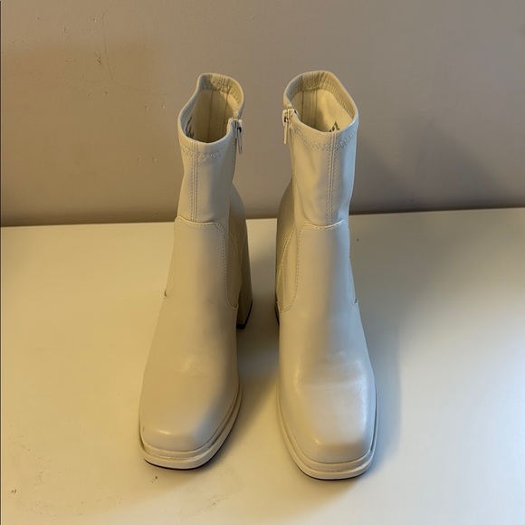 Steve Madden White Ankle GoGo Boots - Picture 1 of 6